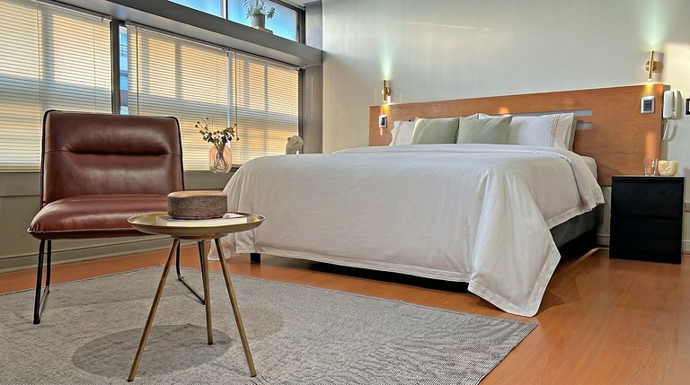 Apto Las Condes, cama king, parking, Escuela Militar | ChileWithYou